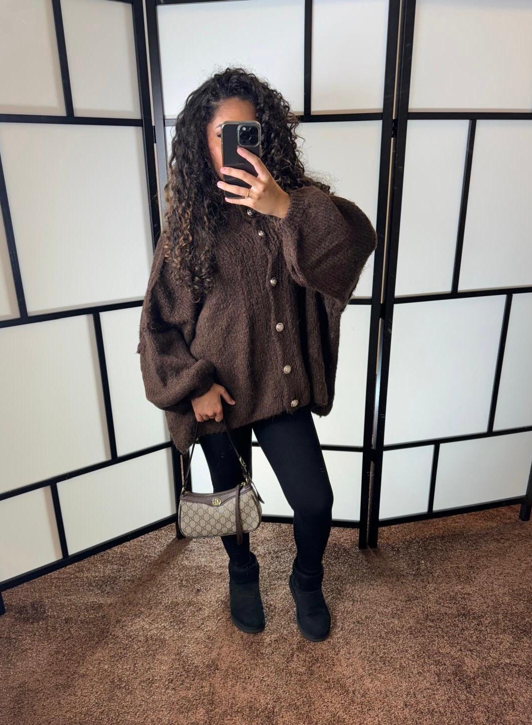 Oversized Cardigan mit goldenen Details