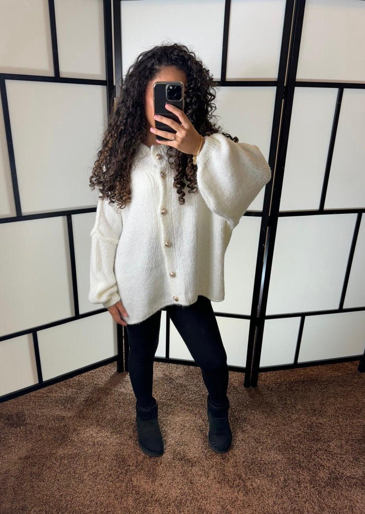 Oversized Cardigan mit goldenen Details