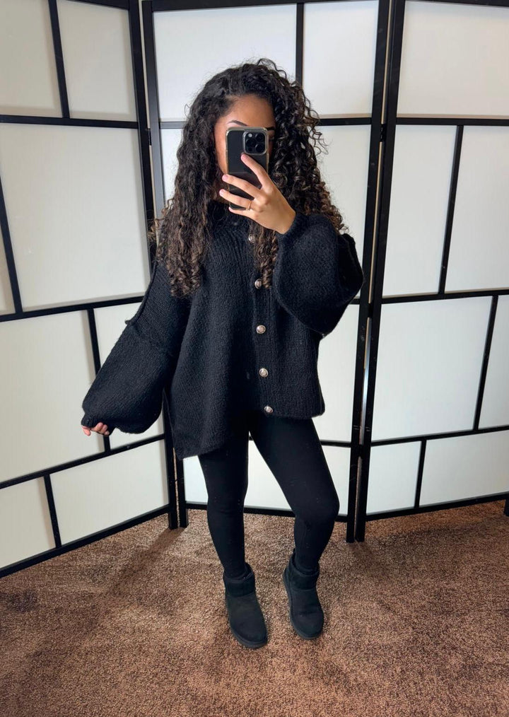 Oversized Cardigan mit goldenen Details