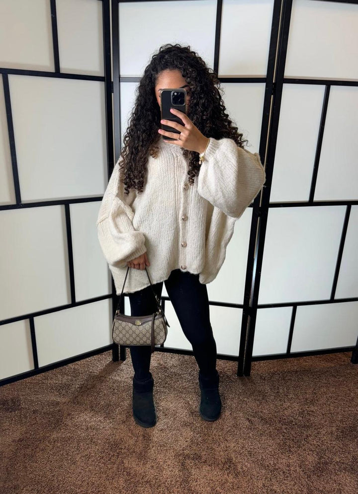 Oversized Cardigan mit goldenen Details